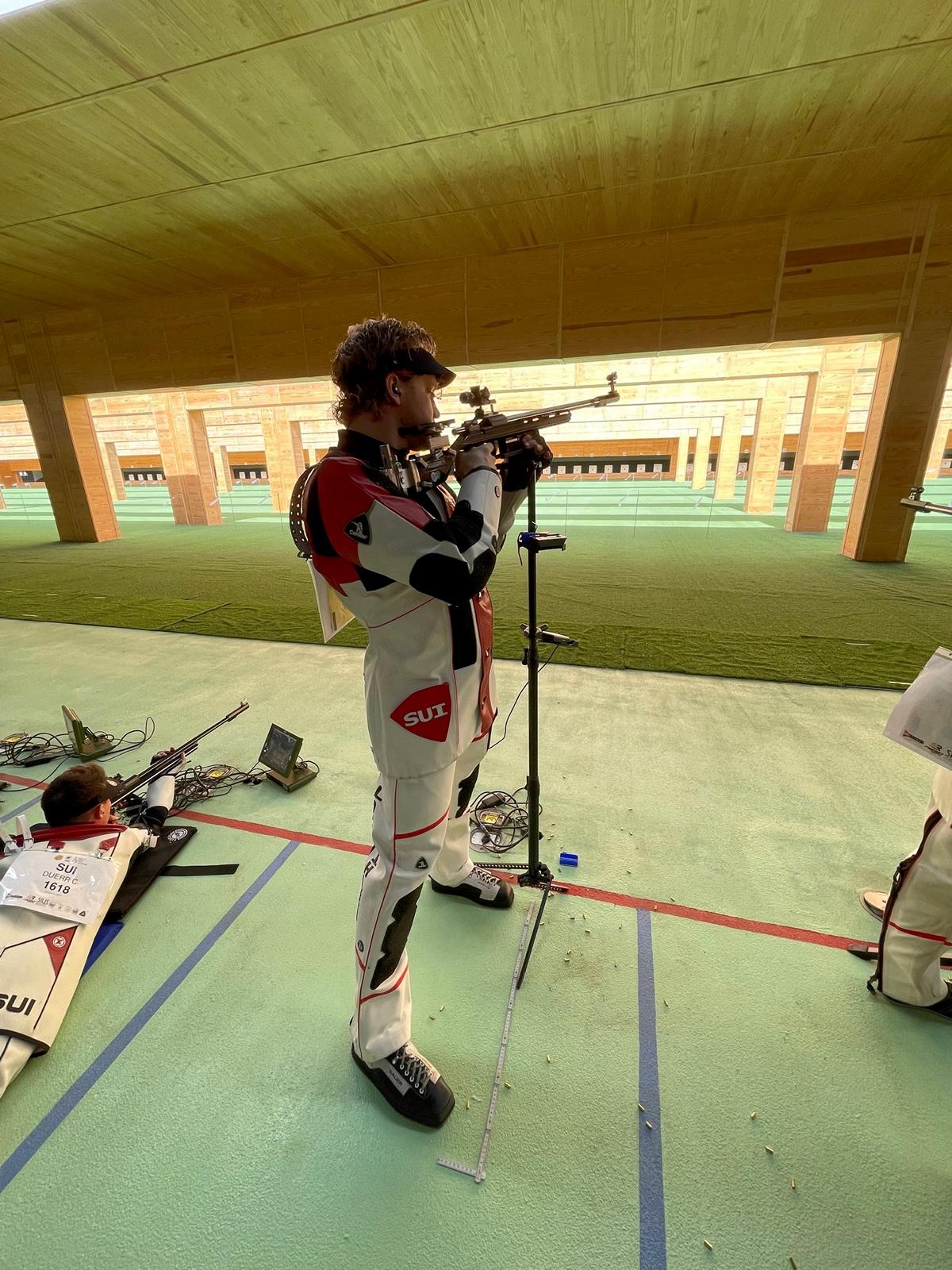 Les tireurs suisses de l'élite ont pu acquérir de l'expérience avec la toute nouvelle installation de tir dès mars lors de la Coupe du monde de l'ISSF. Ici Jan Lochbihler à l'entraînement aux trois positions dans l'imposante salle du 50m.