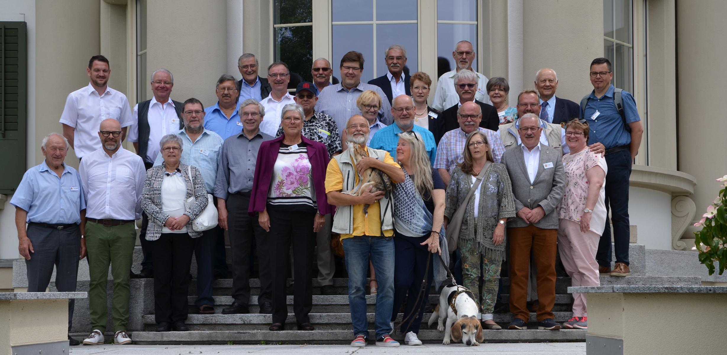 SSV-Mitarbeitende und Ausflügler vereint auf der Terasse vor dem Haus der Schützen.