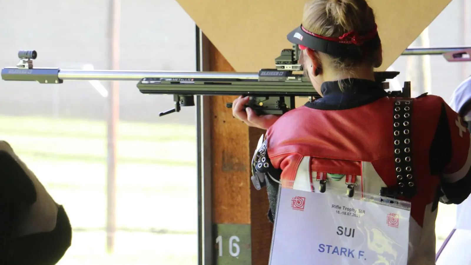 Franziska Stark schoss stehend stark