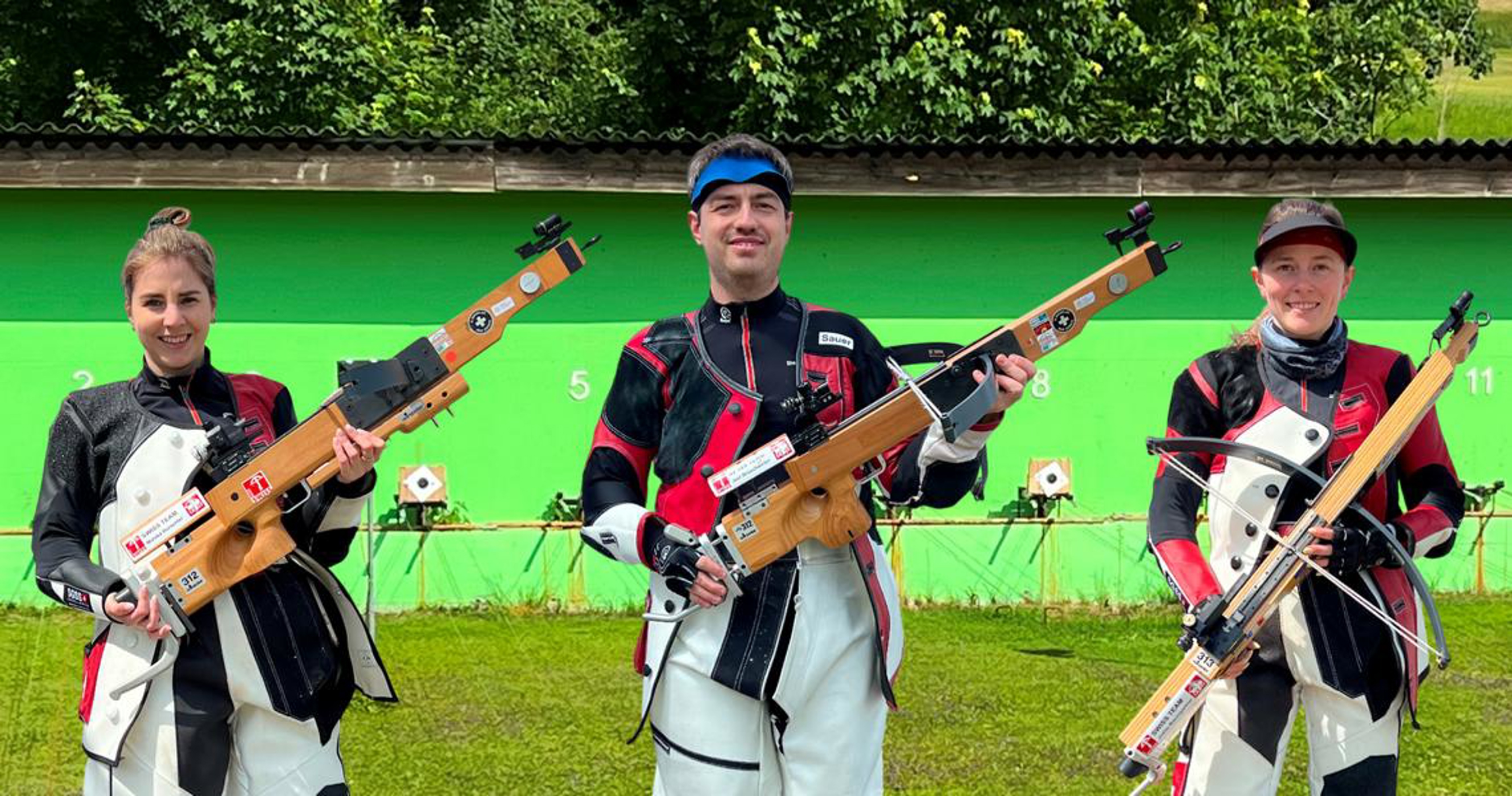 Die Swiss-Trophy Armbrust 30m 2025 ist abgeschlossen (vlnr): Monika Hurschler (2.), Joel Brüscheweiler (1.) und Joëlle Baumgartner (3.).