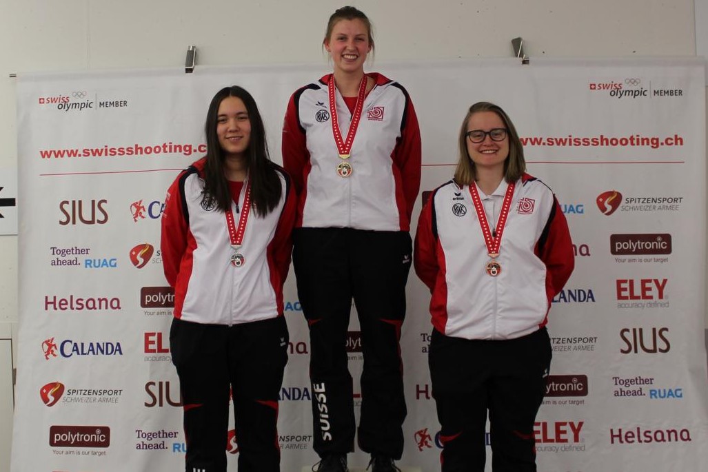 Das Podest Gewehr 10m (v.l.): Jennifer Kocher (2.), Lisa Suremann (1). und Franziska Stark (3.)
