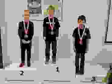 JEM - U10.jpeg Früh übt siche: Das Podest JEM - U10