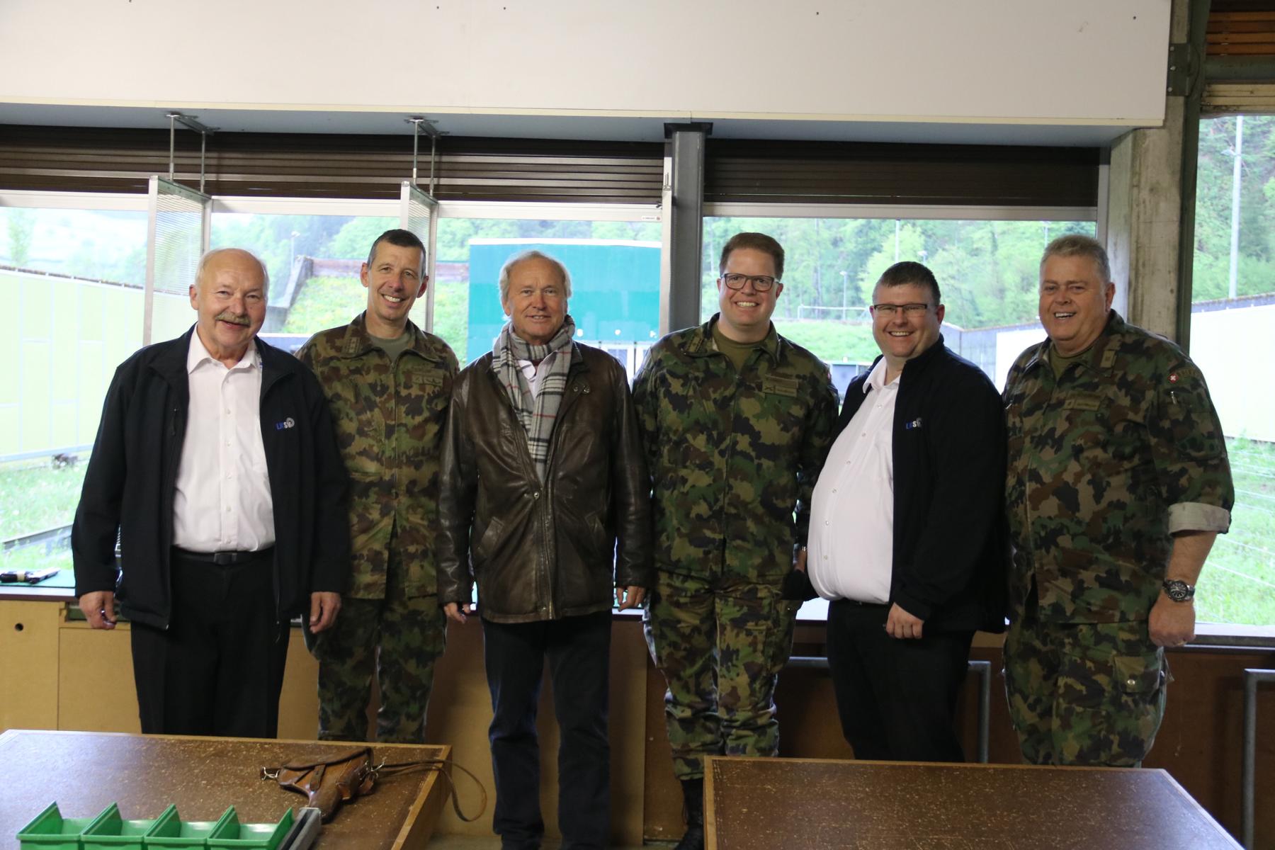 Vertreter des LKSV eröffneten gemeinsam mit Gästen aus Militär und Politik das Feldschiessen 2019 (v.l.): Arthur Riedweg, Chef Feldschiessen LKSV; Divisionär Daniel Keller; Regierungsrat Paul Winiker; Brigadier Markus Ernst; Christian Zimmermann, Präsident LKSV; und Kreiskommandant Philippe Achermann.