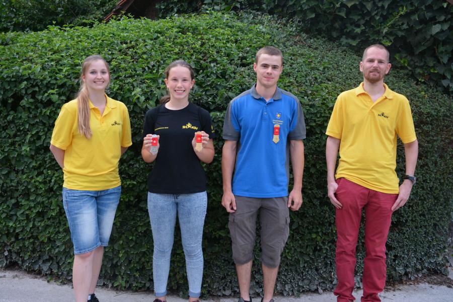 Die Gewinner Ramona Hauser und Simon Werner, flankiert von SHKSV-Nachwuchschefin Céline Depeder (links aussen) und SHKSV-Präsident Pascal Herren (rechts aussen).