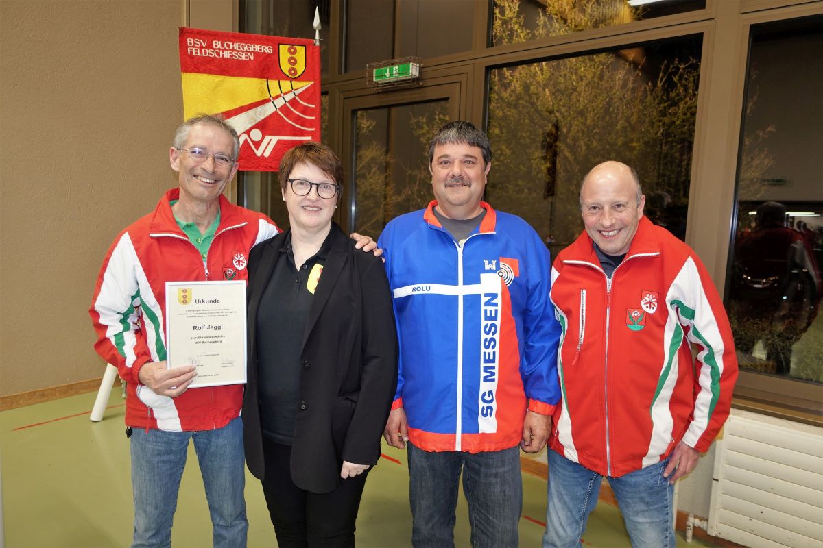 DV BSV Bucheggberg (v.l.): Die drei neuen Ehrenmitglieder Rolf Jäggi, Daniela Leuenberger (Präsidentin), Roland Hert und Jürg Arni.