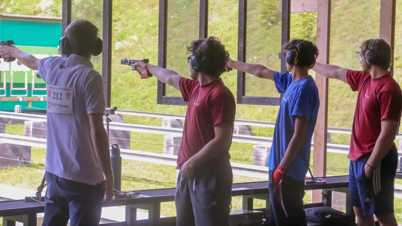Junioren im Wettkampf mit der Sportpistole 25m