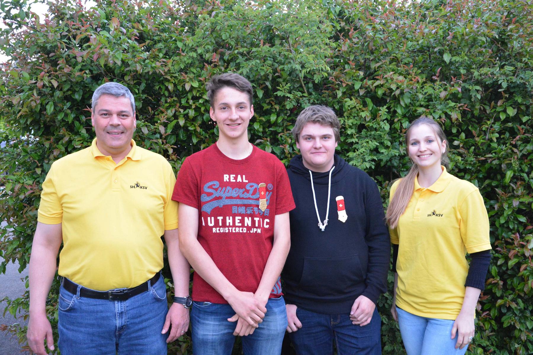 Die Gewinner Luca Kellenberger (links in rot) und Niklaus Moderlak flankiert von SHKSV-Pistolenchef Alain Schneider und SHKSV-Nachwuchschefin Céline Spichtig.