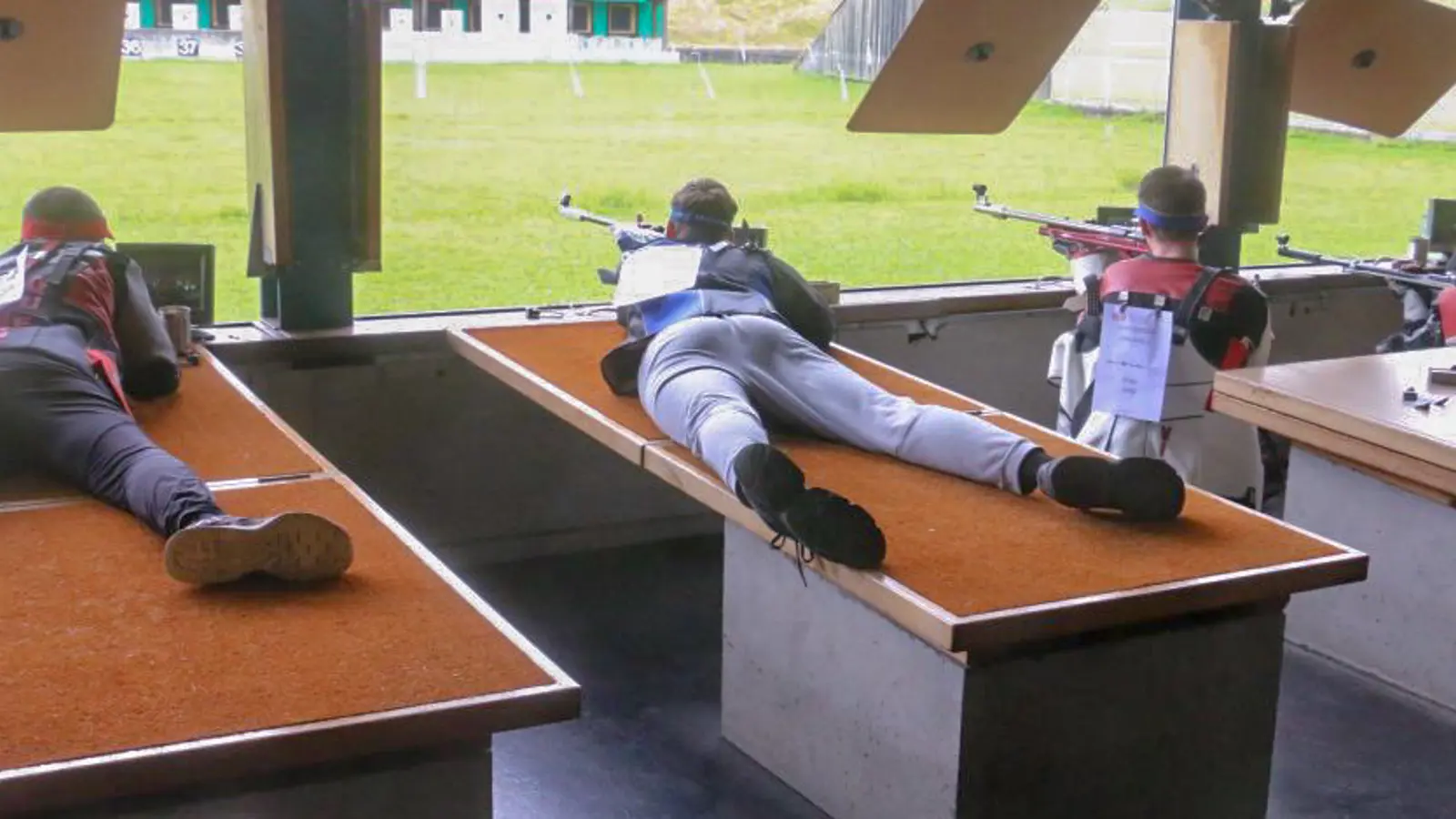 Die drei Schützen und eine Schützin aus Echallens im Wettkampf