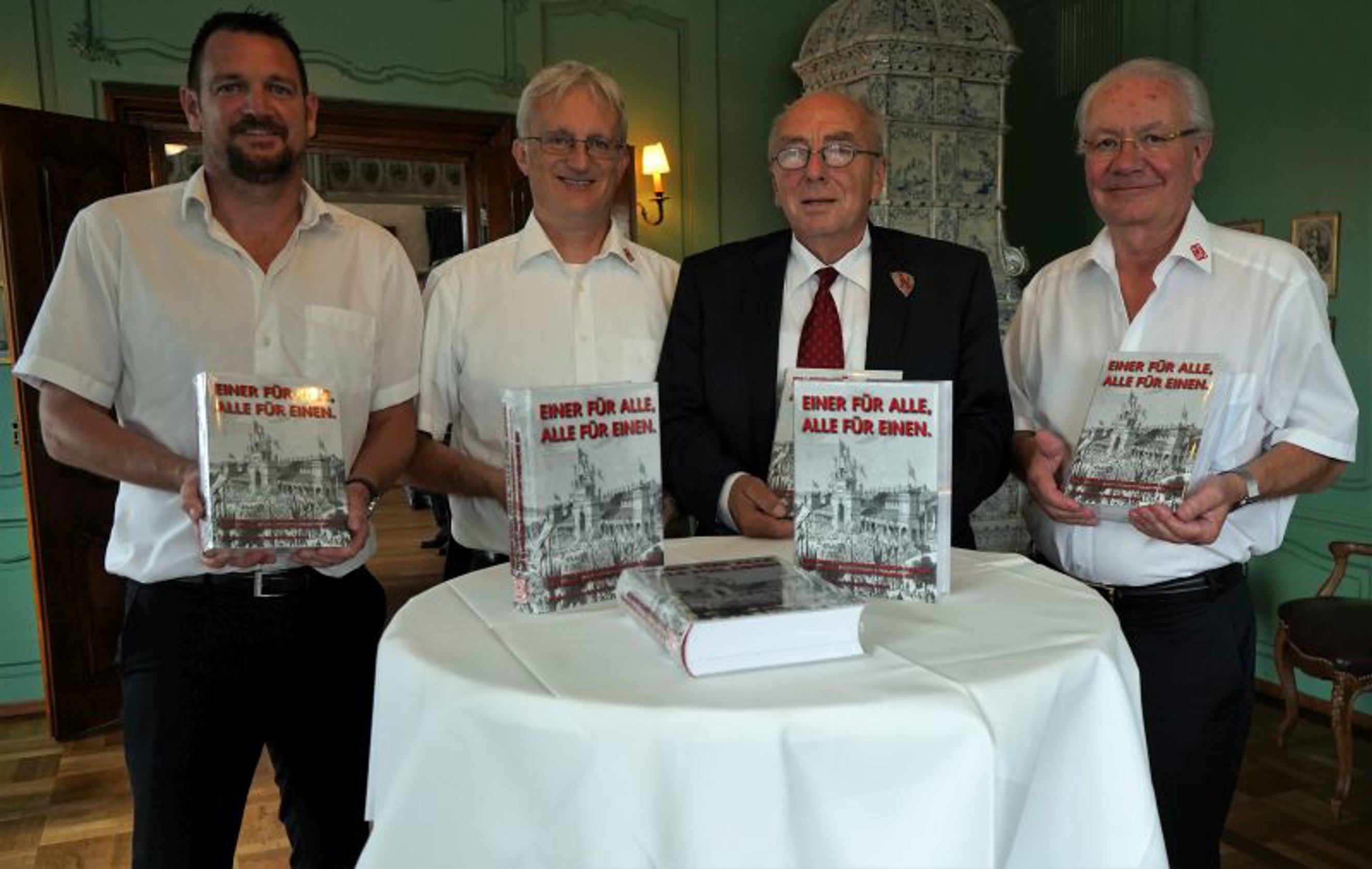 SSV-Geschäftsführer Beat Hunziker, SSV-Präsident Luca Filippini, Buchautor Jürg Stüssy-Lauterburg und SSV-Vizepräsident Paul Röthlisberger