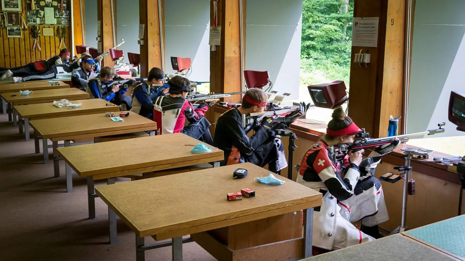 Des juniors effectuant leur programme en position à genou.
