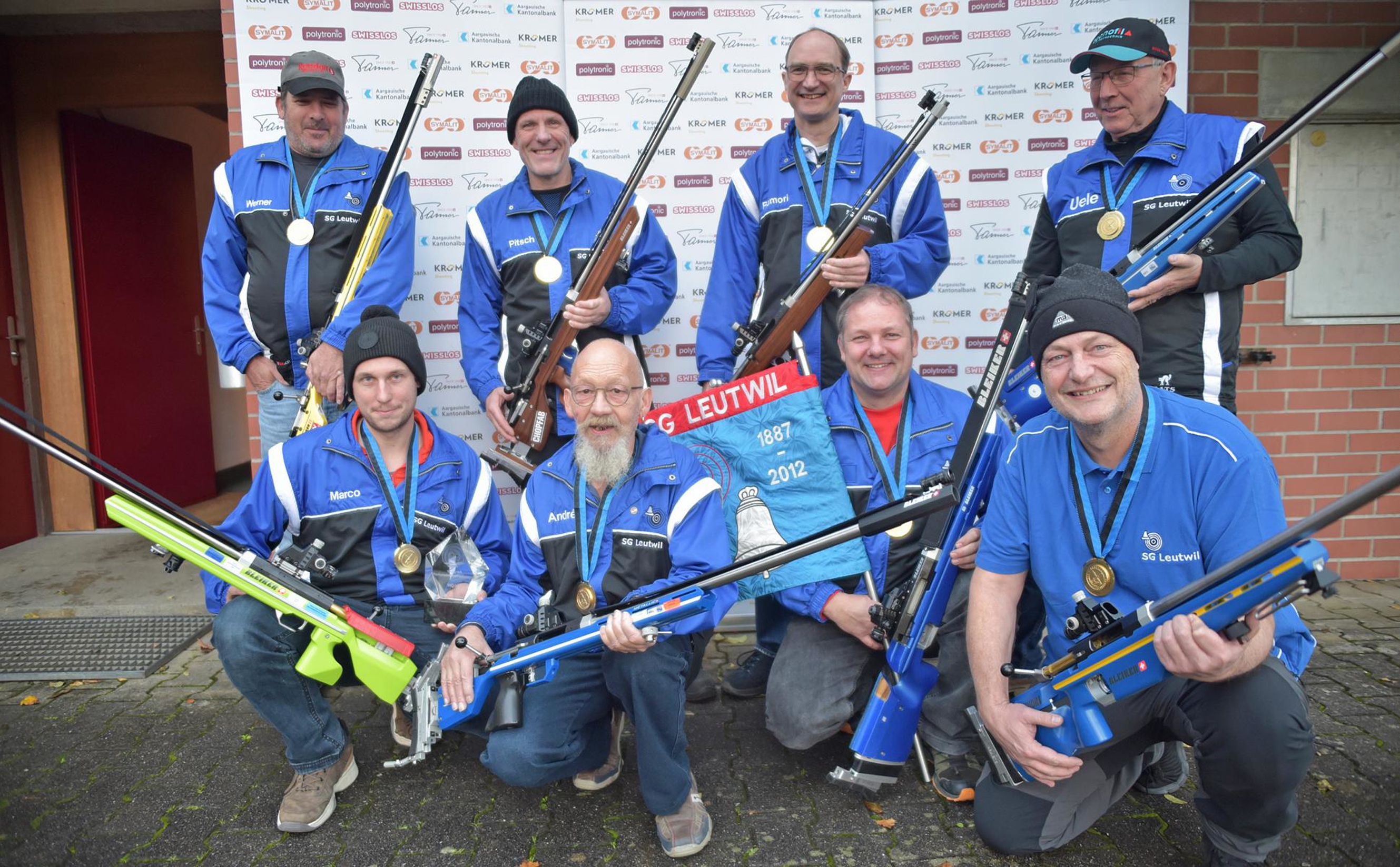 Zweiter Aargauer Mannschaftsmeistertitel Gewehr 300 m für die SG Leutwil: (hinten, von links) Werner Neeser, Hanspeter Gloor, Matthias Lüscher, Hansueli Lüscher; (kniend) Marco Lüscher, Dieter Müller, Christian Gloor und Bruno Emori