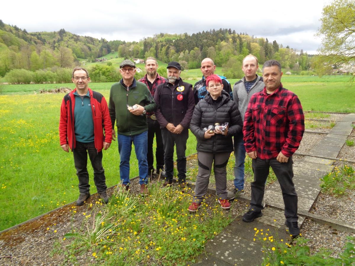 Hans-Peter Rüfenacht, Paulus Deen, Andreas Holdener, Adrian Weber, Thomas Saxer, Tania Heber (D), Adrian Eichelberger, Américo Gaspar (v.l.) sind die Sieger vom Internationalen Vorderladerschiessen.