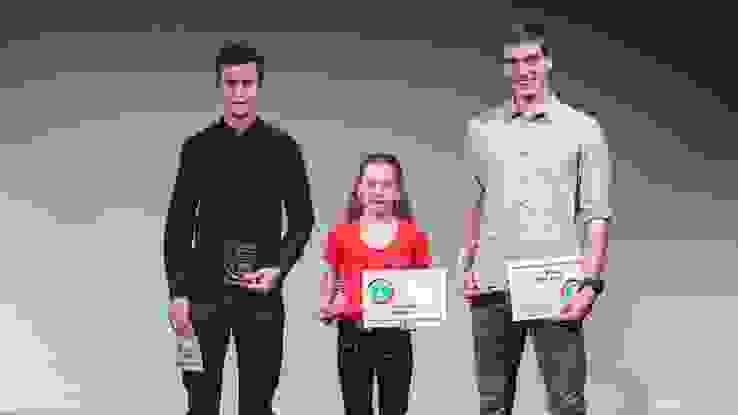 Eine junge Schützin inmitten zweier Leichtathleten: Nachwuchstalent Isabel Weissbrodt (Bildmitte), links Fabian Fux und rechts der Gewinner Fabian Amherd. 
(Bild: Mengis–Media/RRO)