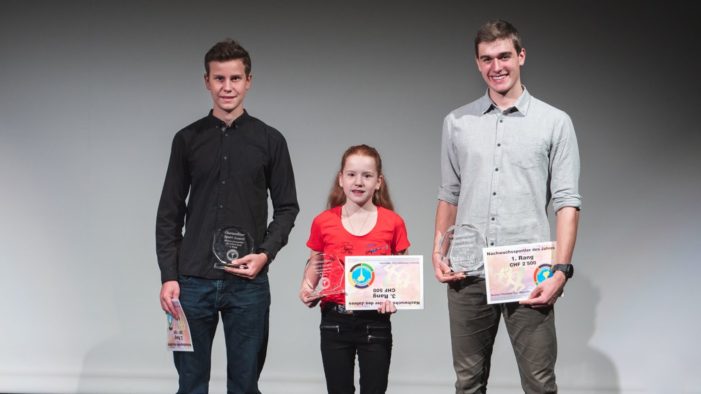Eine junge Schützin inmitten zweier Leichtathleten: Nachwuchstalent Isabel Weissbrodt (Bildmitte), links Fabian Fux und rechts der Gewinner Fabian Amherd. 
(Bild: Mengis–Media/RRO)