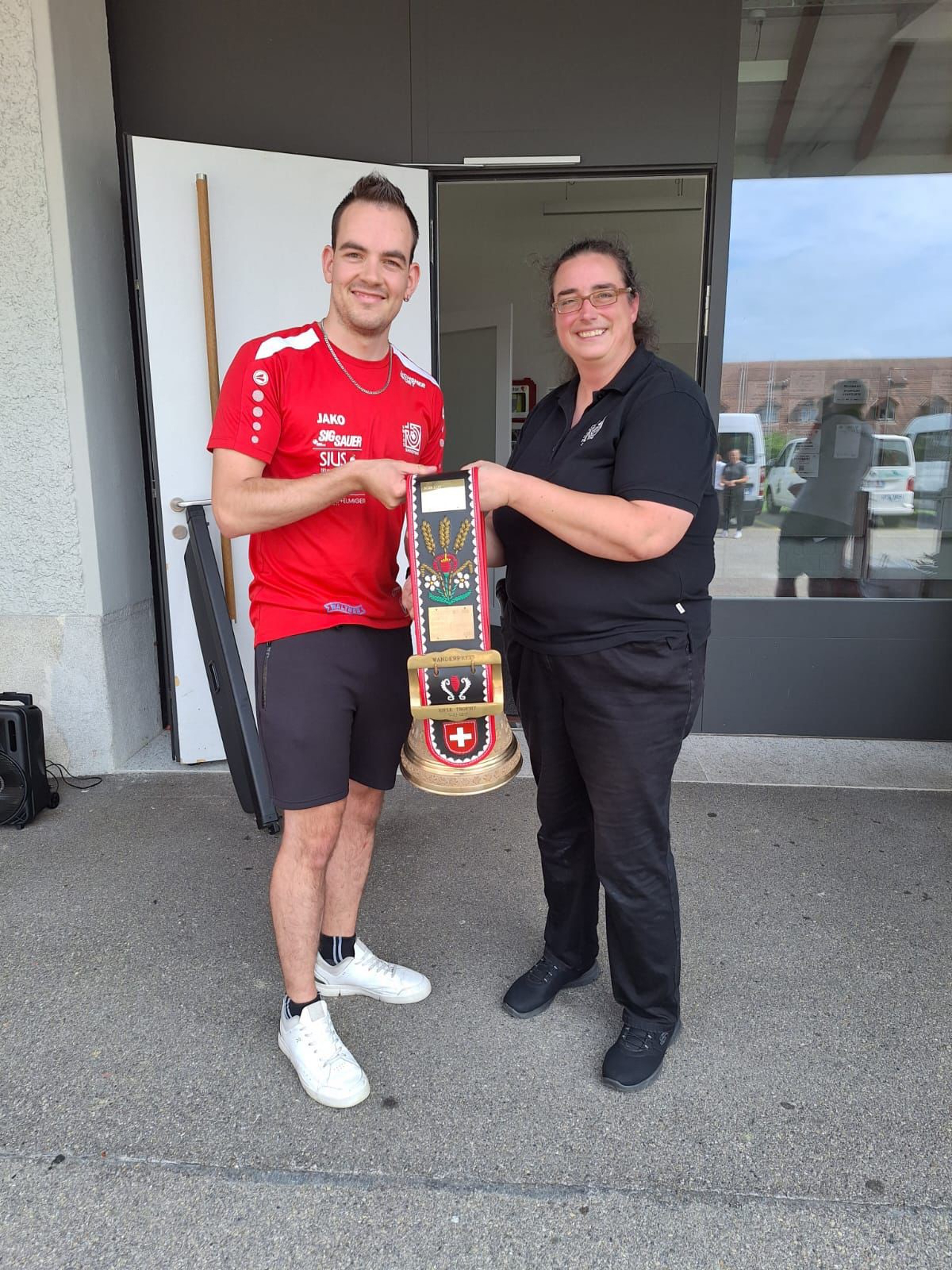Der stolze Sieger des Wanderpokals, Fabio Wyrsch. Rechts im Bild Mirjam Schneider, Wettkampforganisatorin SSV