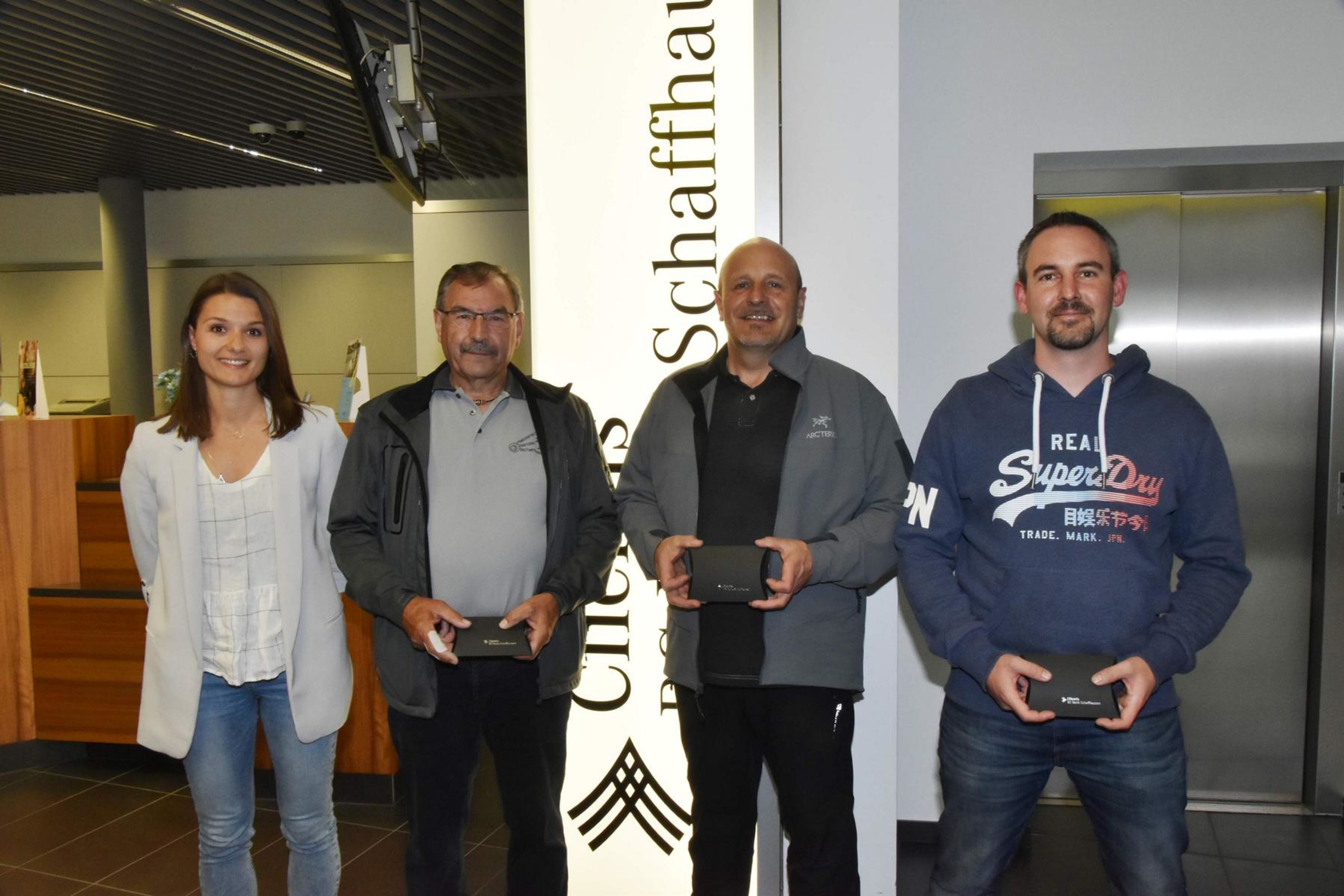Rahel Herrmann,  Marketing-Leiterin Clientis BS Bank Schaffhausen, Hans-Ulrich Streit (2.Rang), Feldmeister: Peter Steiger und Martin Schwizer (3.Rang) bei der Siegerehrung (v.l.).