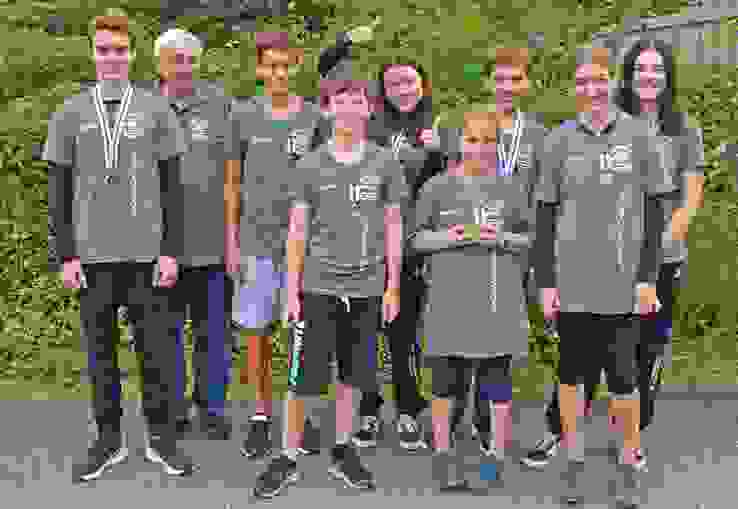 mettauertal1a.jpg Die jungen Mettauertal-Schützinnen und -Schützen mit ihrem Leiter Werner Erdin (zweiter von links). (Foto: msch)