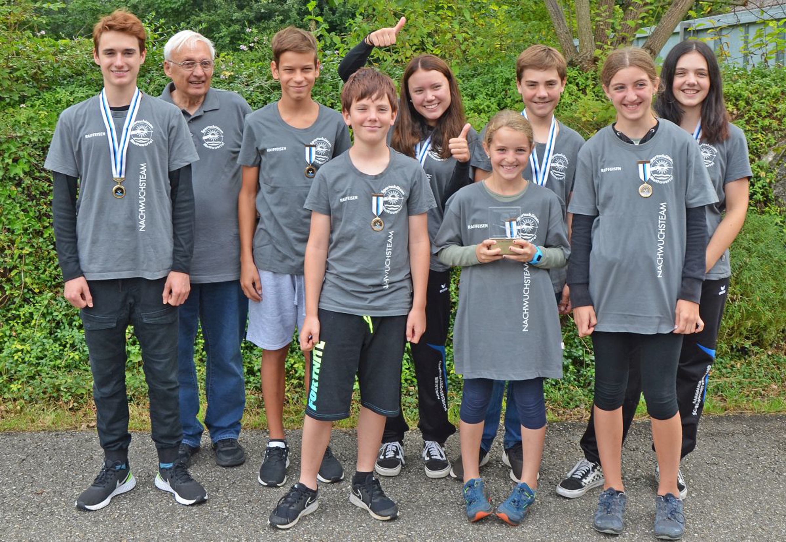 Die jungen Mettauertal-Schützinnen und -Schützen mit ihrem Leiter Werner Erdin (zweiter von links). (Foto: msch)