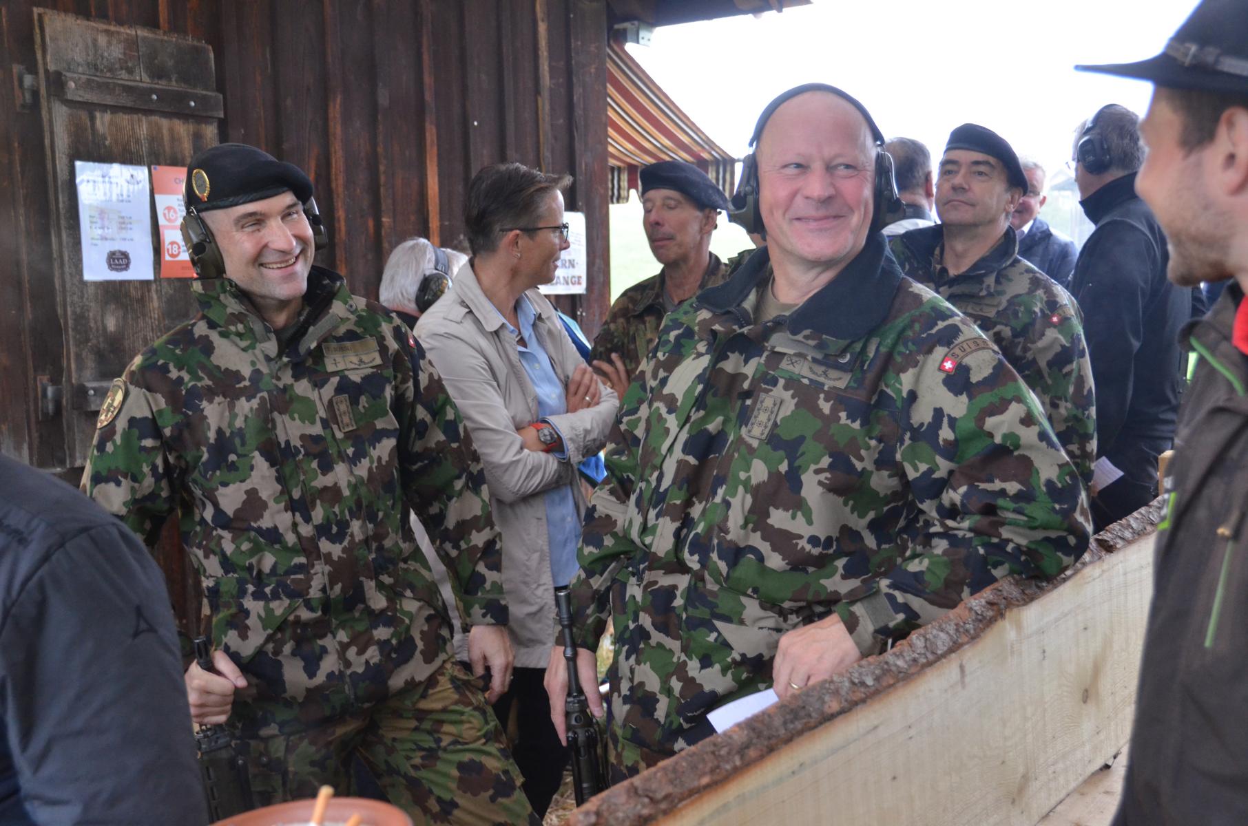 Das schlechte Wetter tat der guten Stimmung beim Feldschiessen keinen Abbruch: Der Chef der Armee, Thomas Süssli (links) und Divisionär Willy Brüllisauer.