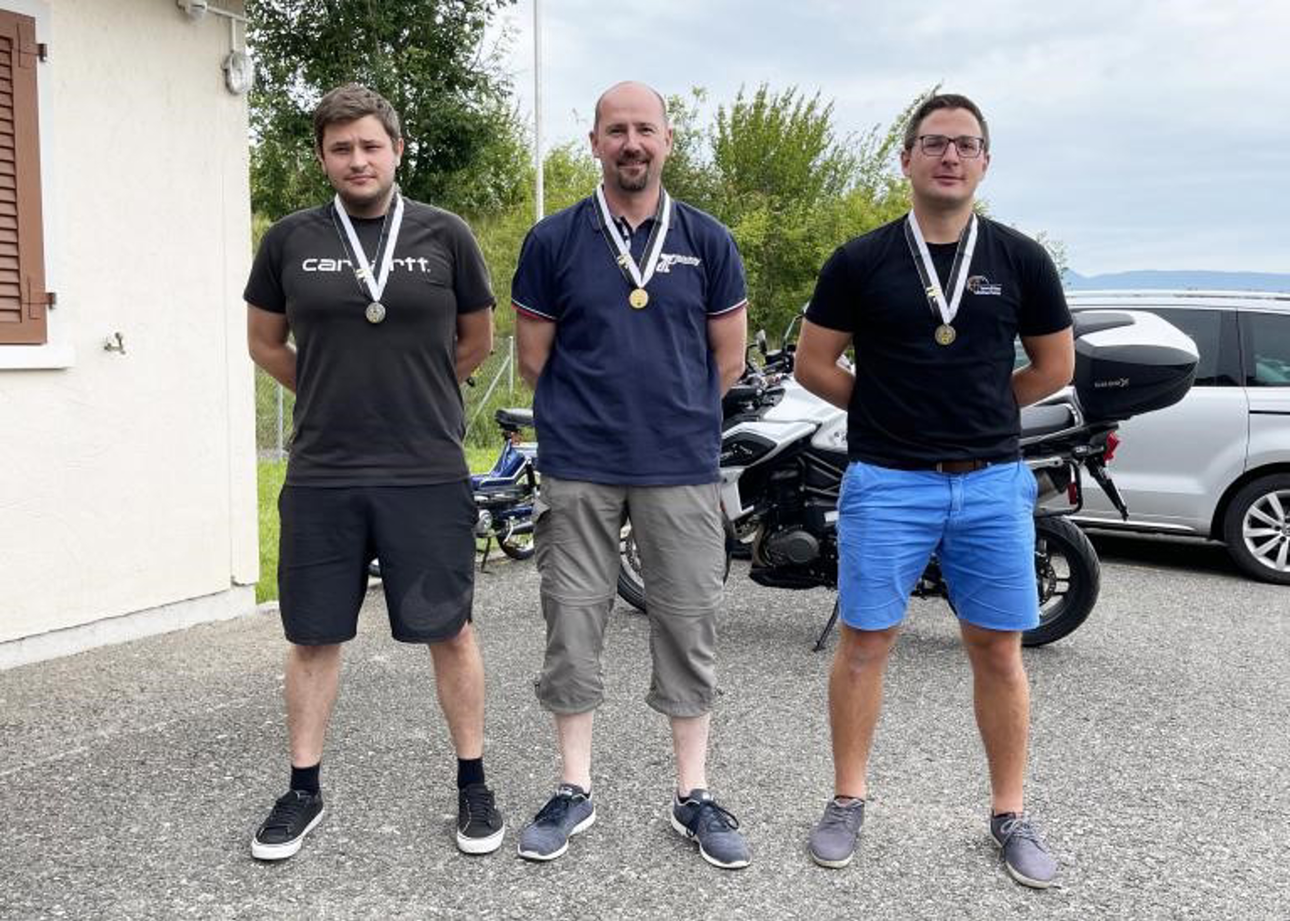 Le podium de la finale cantonale au pistolet 25 mètres avec, de gauche à droite, Grégory Emmenegger (2e), Jean-Luc Bastian (1er) et Laurent Stritt (3e).