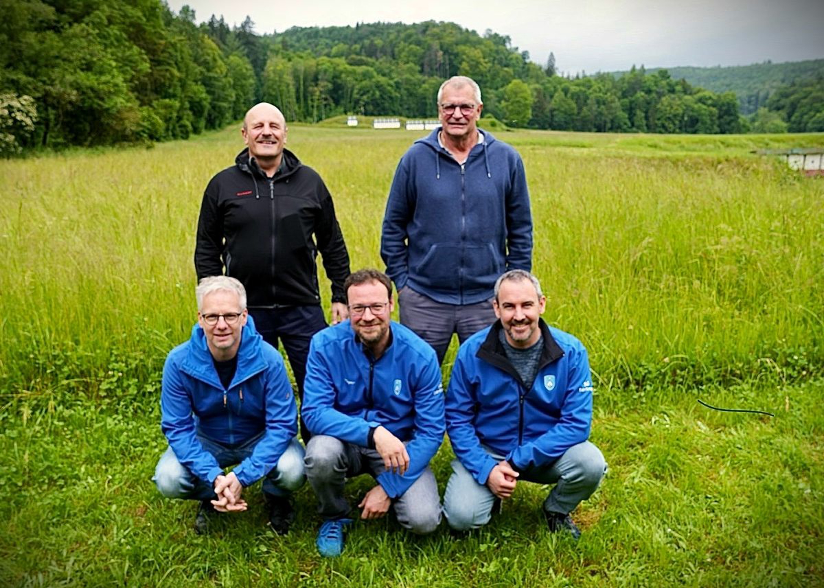 Sieger Sportgewehr (Feld A) - Dörflingen. Stehend (v.l.): Peter Steiger, Christian Risch, Sen. Kniend (v.l.):
Rico Blanz, Christian Risch, Jun., Martin Schwizer.
