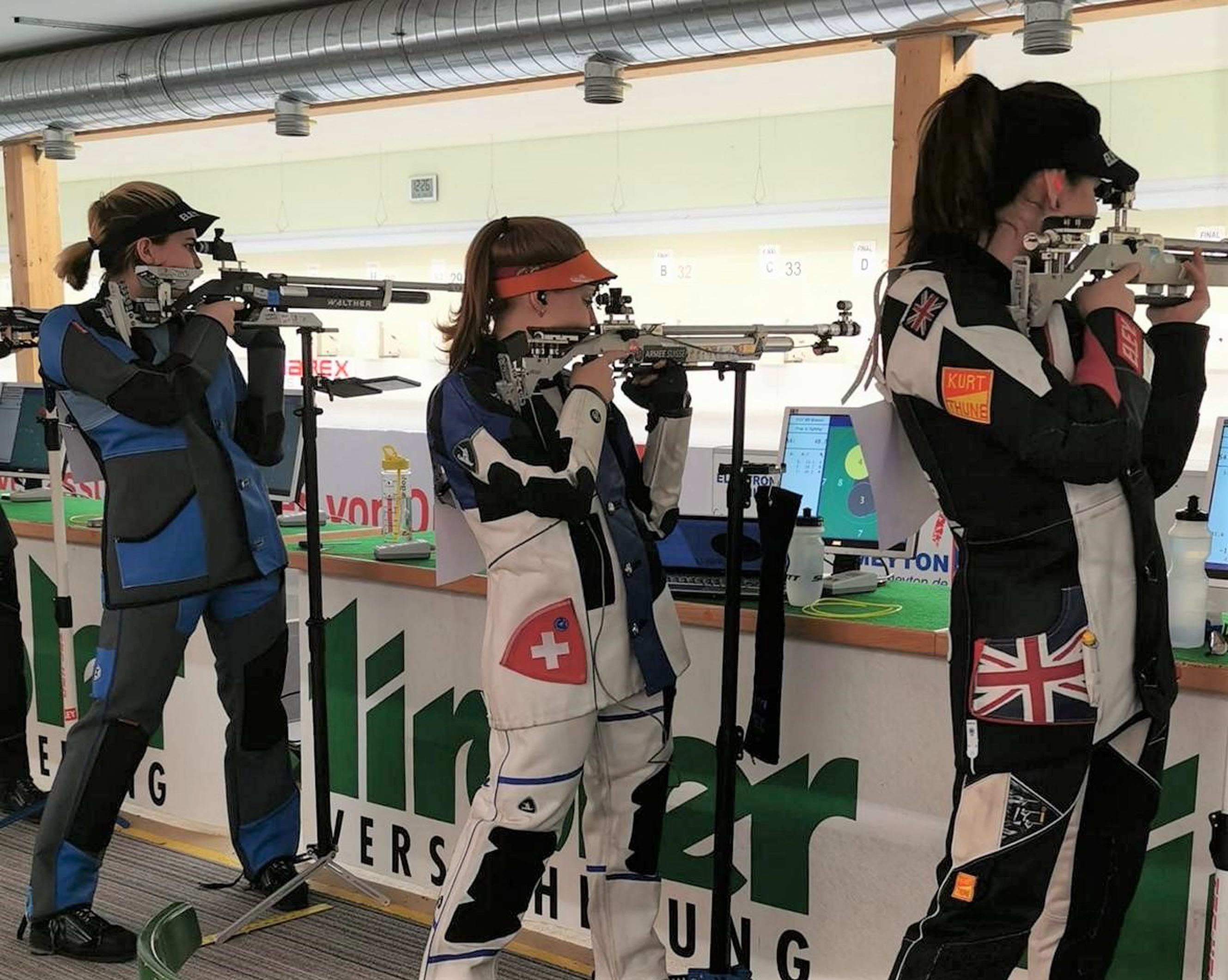 Sicherte dem Schweizer Team am ersten Wettkampfeinsatz der Elite in Innsbruck die erste Finalqualifikation: Nina Christen (Bildmitte).