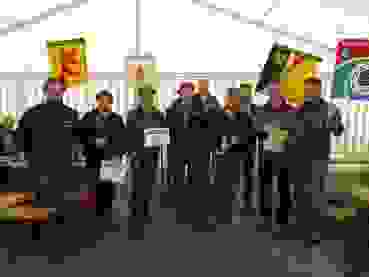 K1600_1a Sieger (2).JPG Die erfolgreichen Schützen Meister-Schützen auf Heiligkreuz von links: Urs Röthlin (FS Obernau), Tagessieger Toni Felder (SG Signau), Koni Emmenegger (FSG Flühli-Sörenberg), Ludwig Koch (FSG Hasle). Rechts die Vertreter der siegreichen Sektion SG Ennetmoos und von der FSG Flühli-Sörenberg.