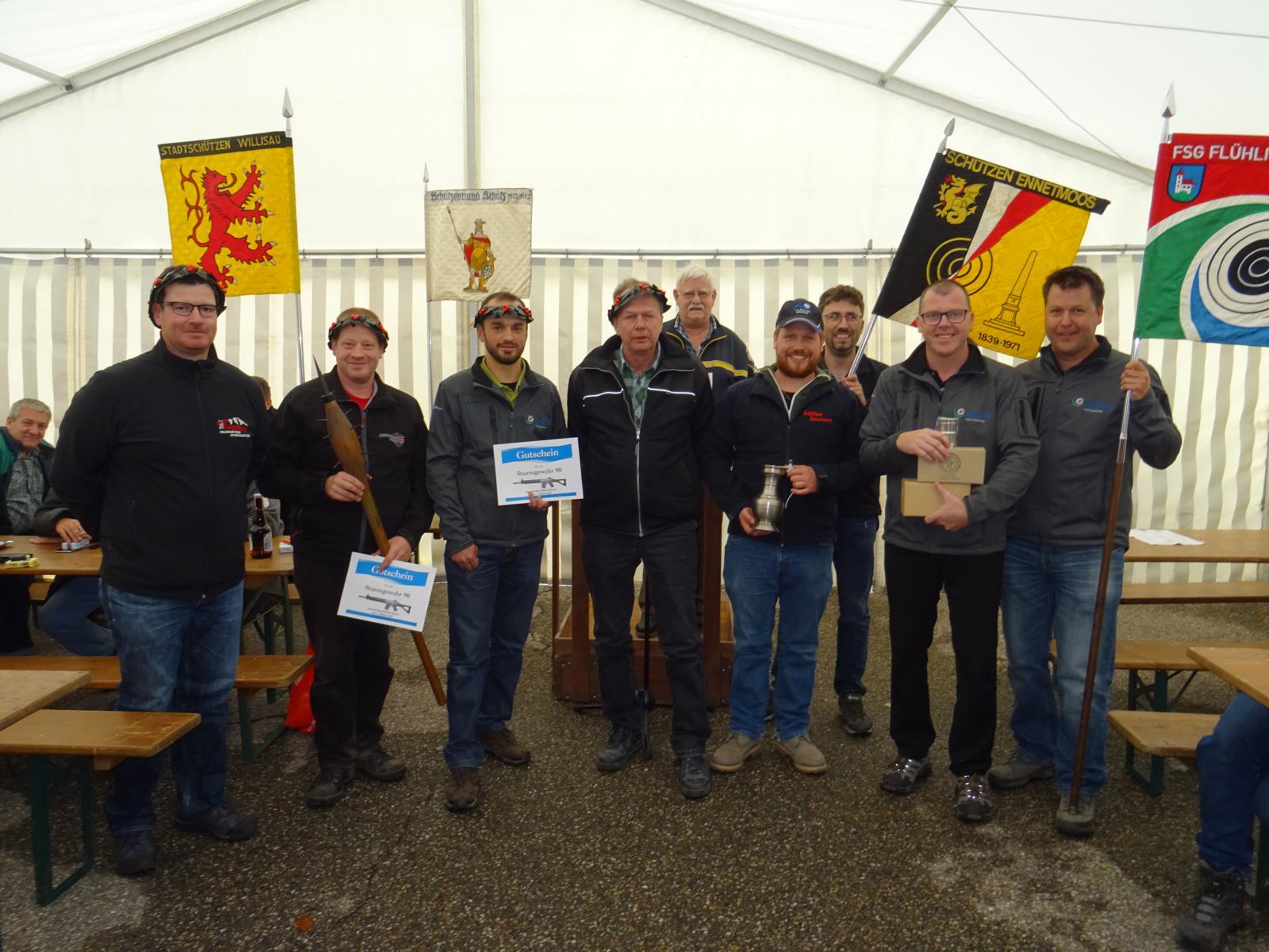 Die erfolgreichen Schützen Meister-Schützen auf Heiligkreuz von links: Urs Röthlin (FS Obernau), Tagessieger Toni Felder (SG Signau), Koni Emmenegger (FSG Flühli-Sörenberg), Ludwig Koch (FSG Hasle). Rechts die Vertreter der siegreichen Sektion SG Ennetmoos und von der FSG Flühli-Sörenberg.
