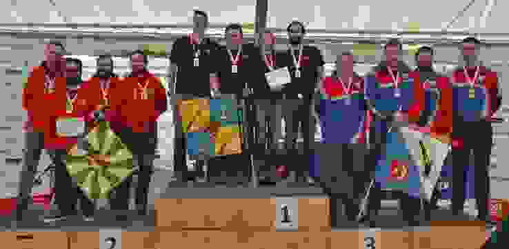 K800_SGM-P50m  2. Lausanne Carabiniers 374 (96 94) 1. Genève Arwuebuse 1 374 (96 95) 3. Niederwenigen 372.JPG Das Podest: 2. Lausanne Carabiniers mit Michael Witschi, Gérald Hippias, Alvaro Garcia; 1. Genève Arquebuse mit Steve Demierre, Sylvain Rosset, Corine Serra-Tosio, Julien Hisler; 3. Niederweningen mit Renato Kissling, René Kurmann, Thomas Huber, Thomas Huber