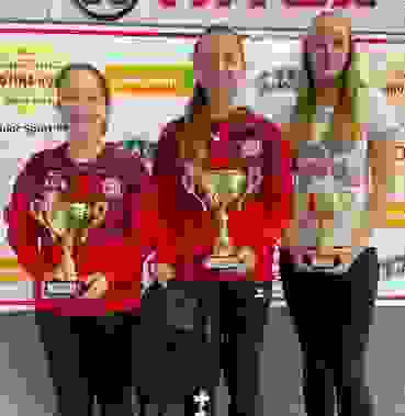 Podest Gewehr 50m liegend Juniorinnen Das Podest Gewehr 50m liegend (v.l.): 2. Gina Gyger, 1. Emely Jäggi, 3. Katerina Mikulcikova (CZE)