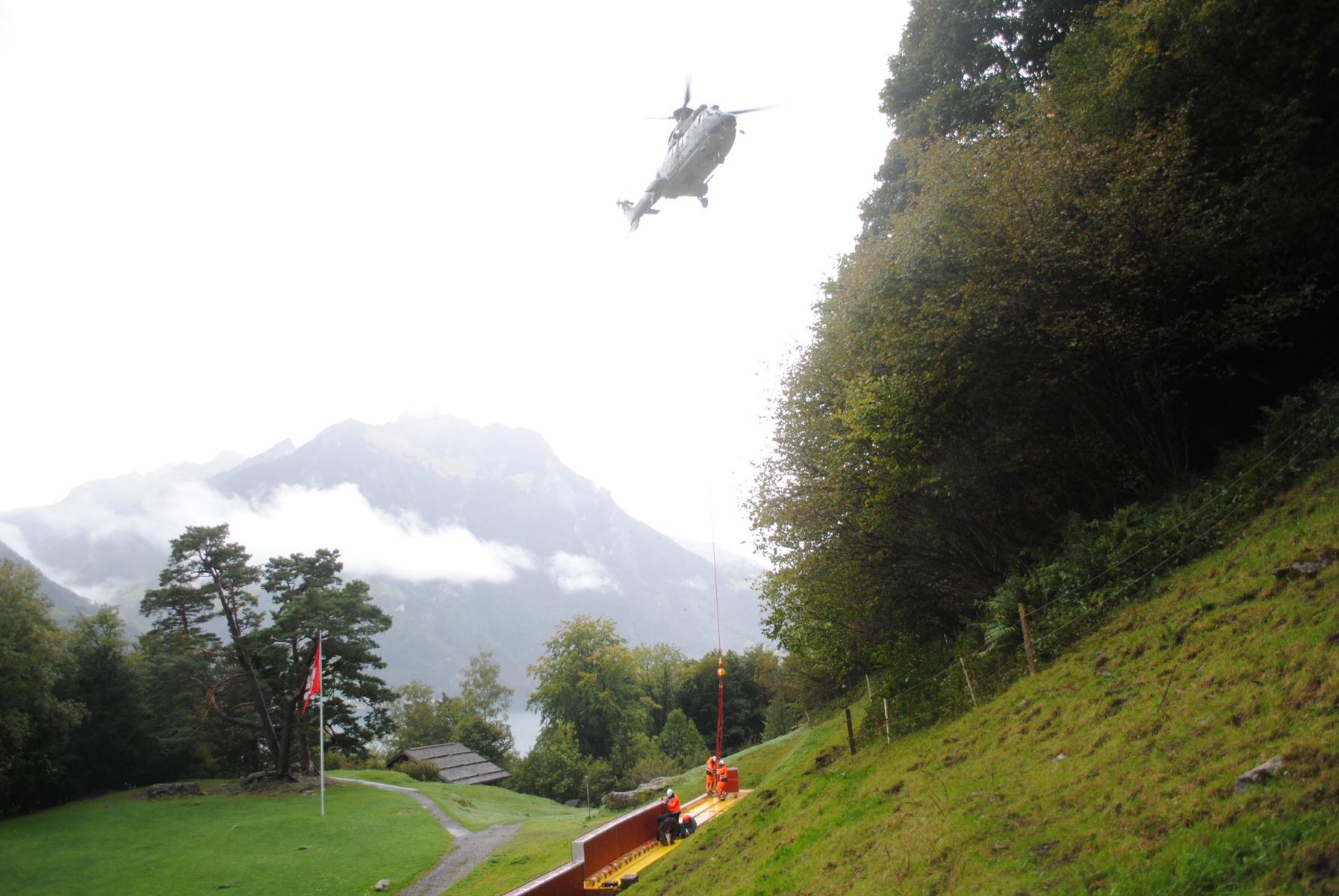 Der Superpuma bringt die neuen Kugelfänge auf das Rütli.