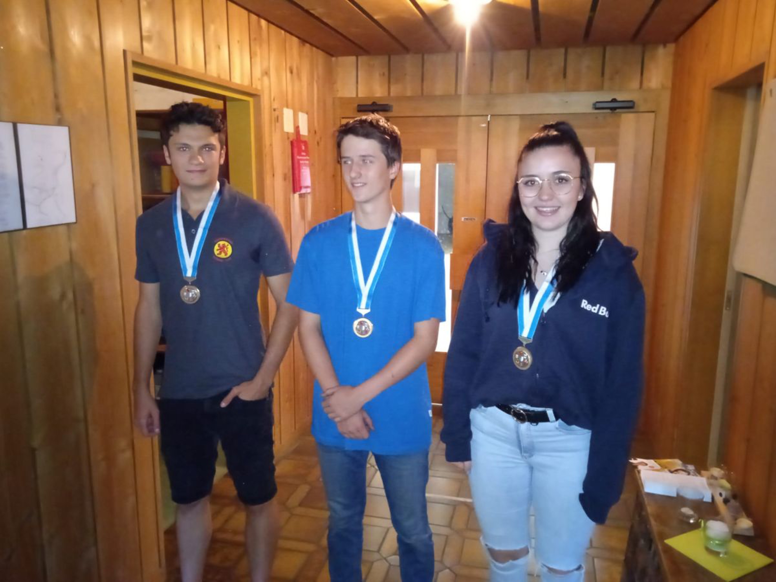 Das Siegertrio des diesjährigen Zentralschweizer Finals Gewehr 300 Meter der Junioren (von links): Elias Köhler (Rang 3), Dario Reichlin (Sieger), Perrine Bellmont (Rang 2).