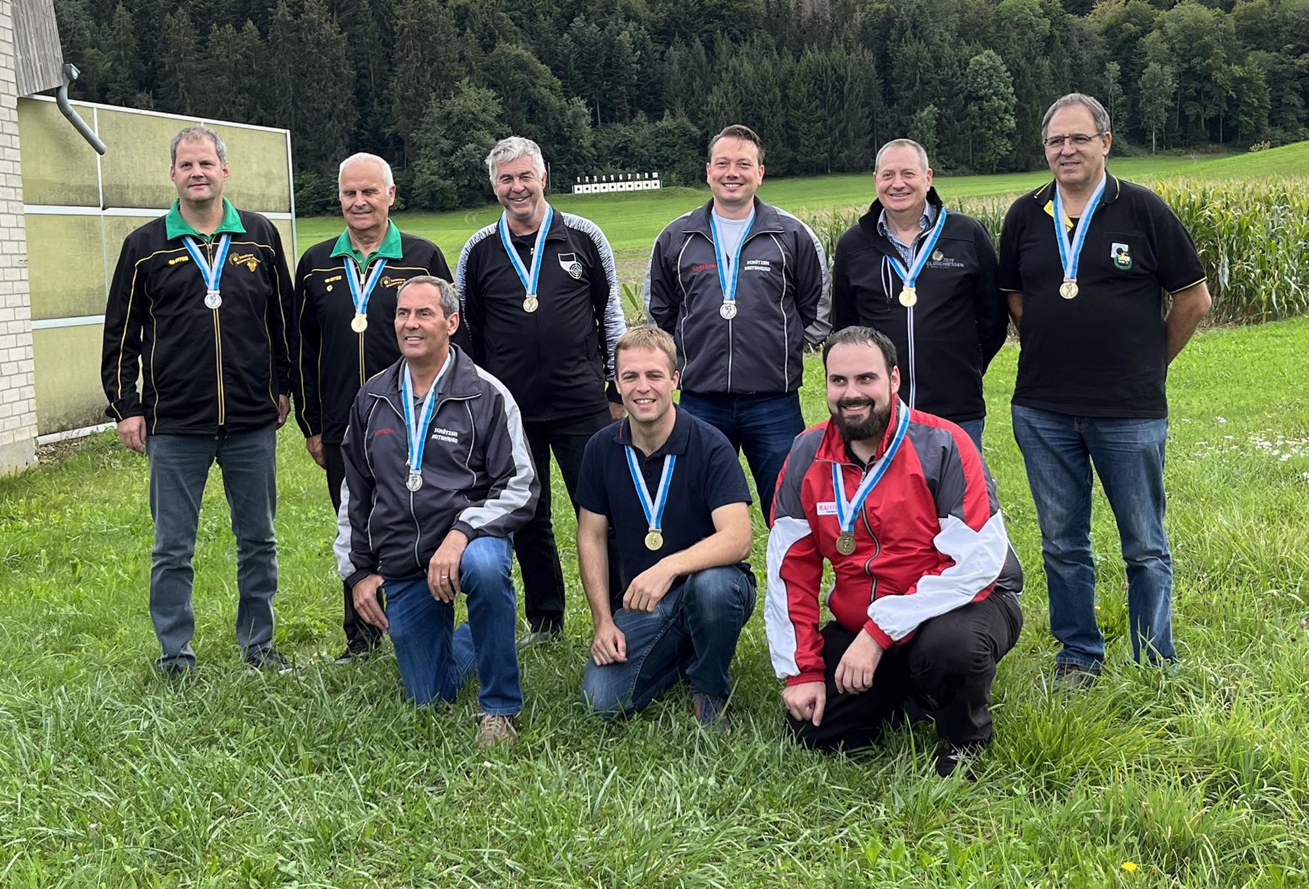 Die Medaillengewinner (hinten v.l.) Emil Pfammatter, Josef Neuhaus, Heribert Andrey, Marc Suter, Manfred Ackermann, Armin Ayer
kniend: Gallus Risse, Mathias Blanchard, Lukas Platz