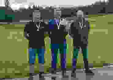 K800_Ansermet 1.JPG Le podium de la finale fribourgeoise du match olympic au fusil 300 m (armes de sport) avec, de gauche à droite, Thomas Pfister (2e), Markus Brügger (1er) et Roger Siffert (3e).