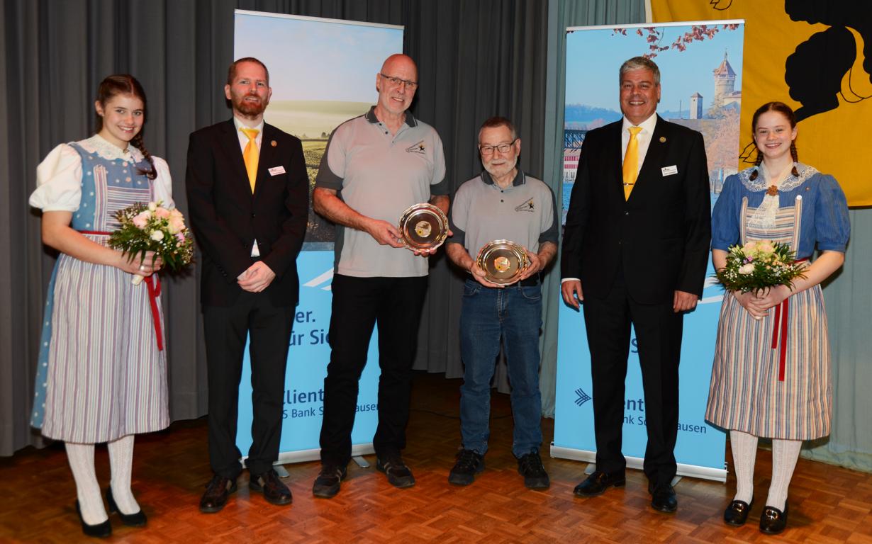 Flankiert von den beiden Ehrendamen Chiara Tognella und Leonie Werner wurden für ihr grosses Engagement geehrt: René Signer (links) und Hansruedi Leuenberger (rechts). Ebenfalls auf dem Bild: SHKSV-Präsident, Pascal Herren und Pistolenchef, Alain Schneider.