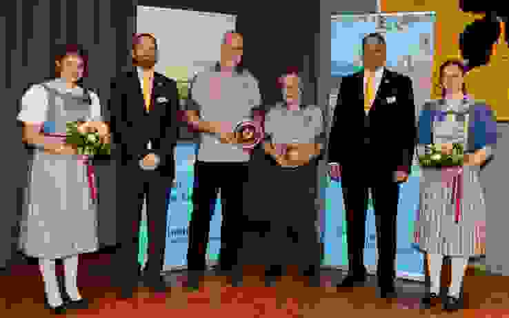 K1024_DSC_0435.1.JPG Flankiert von den beiden Ehrendamen Chiara Tognella und Leonie Werner wurden für ihr grosses Engagement geehrt: René Signer (links) und Hansruedi Leuenberger (rechts). Ebenfalls auf dem Bild: SHKSV-Präsident, Pascal Herren und Pistolenchef, Alain Schneider.