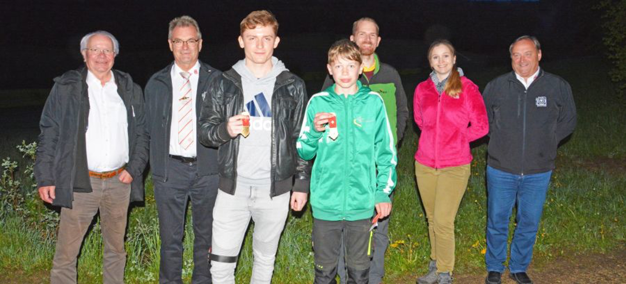 Die Gewinner flankiert v.l.n.r.: Paul Röthlisberger (SSV), Roland Rau (SSV), Nicola Schulthess, Lino Tognella, SHKSV-Präsident Pascal Herren, SHKSV-Nachwuchschefin Céline Depeder und Walter Brändli (SSV).