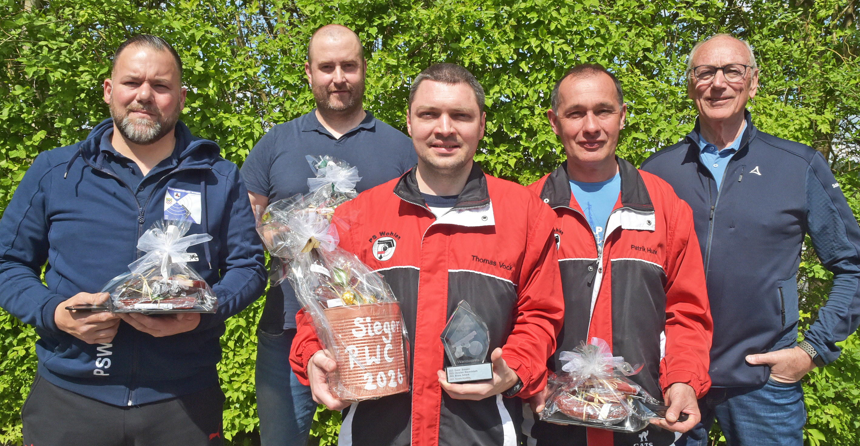Siegerbild (v.l.): Elias Zois (3.), Daniel Dennler (2.), Sieger Thomas Vock, Patrik Hunn (4.) und Organisator Robert Wüest. (Foto: wr)