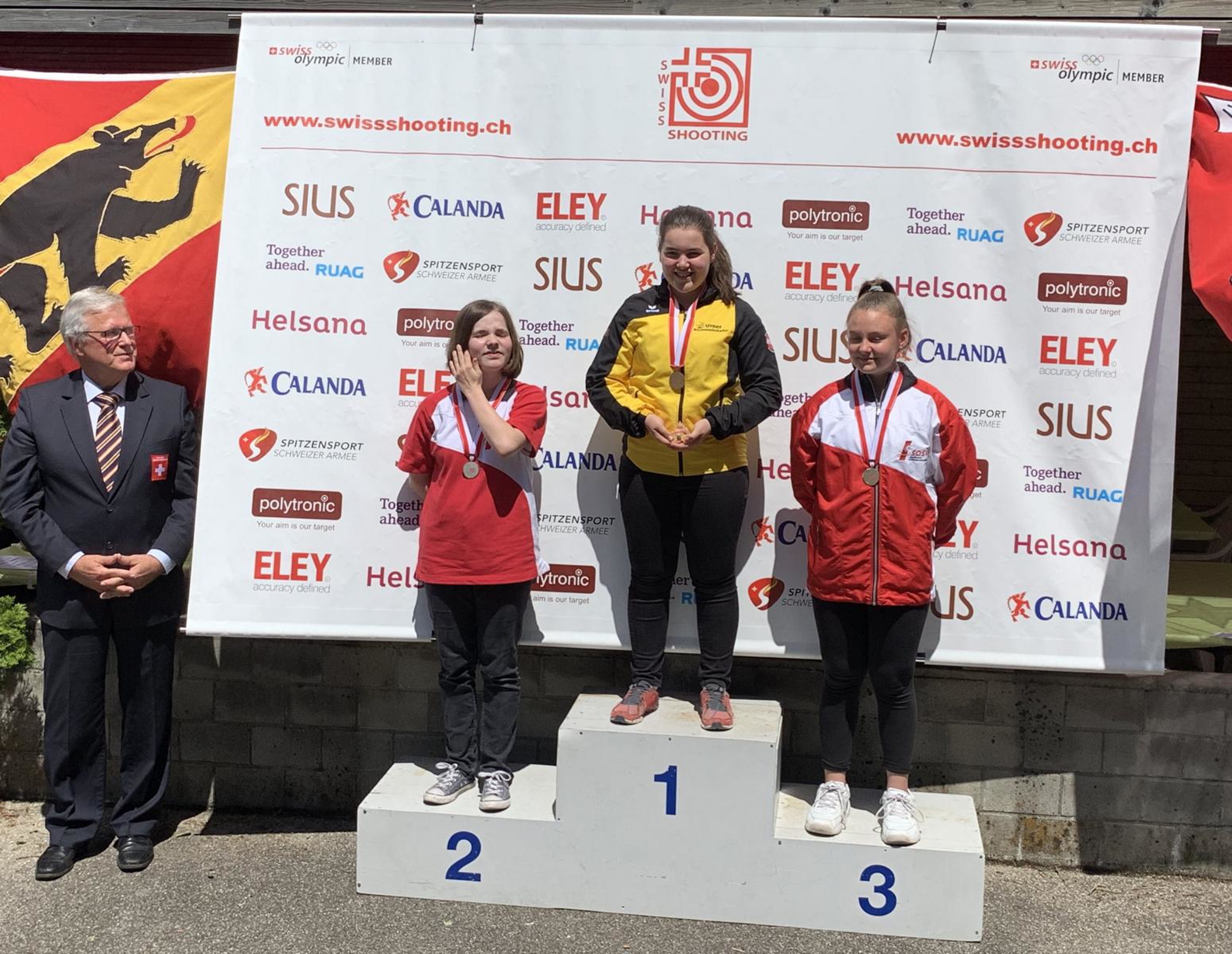 Sandra Arnold (Mitte) siegte mit dem Tageshöchstresultat in der Kategorie U17 vor Gina Gyger (links) und Vivien Jäggi.