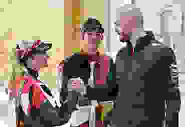 K1024 DSC 3568 Gewehrtrainer Michael Bargeron gratuliert dem erfolgreichen Mixed-Team.
(Foto: Jürgen Heise)