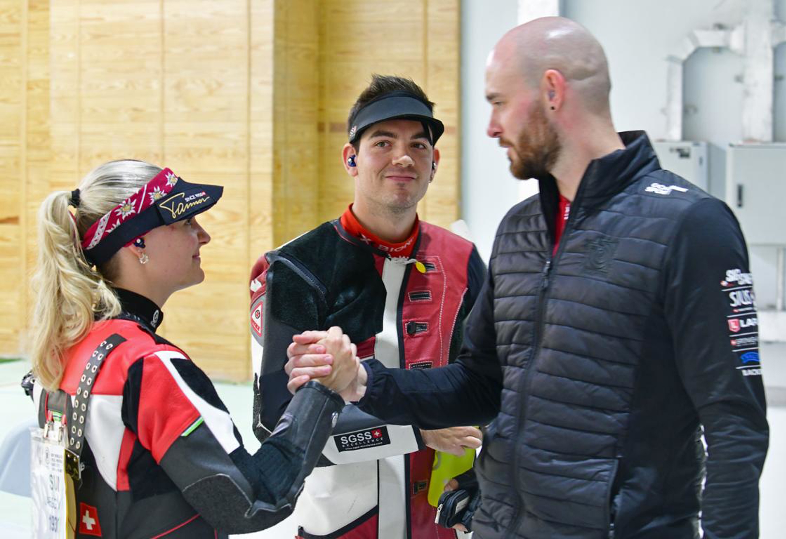 Gewehrtrainer Michael Bargeron gratuliert dem erfolgreichen Mixed-Team.
(Foto: Jürgen Heise)