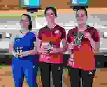 K1024 Podest KK 3X30 Das Podest KK 3x30 (v.l.): 2. Lucie Kissenberger (FRA), 1. Martina Herrli, 3. Alexia Tela