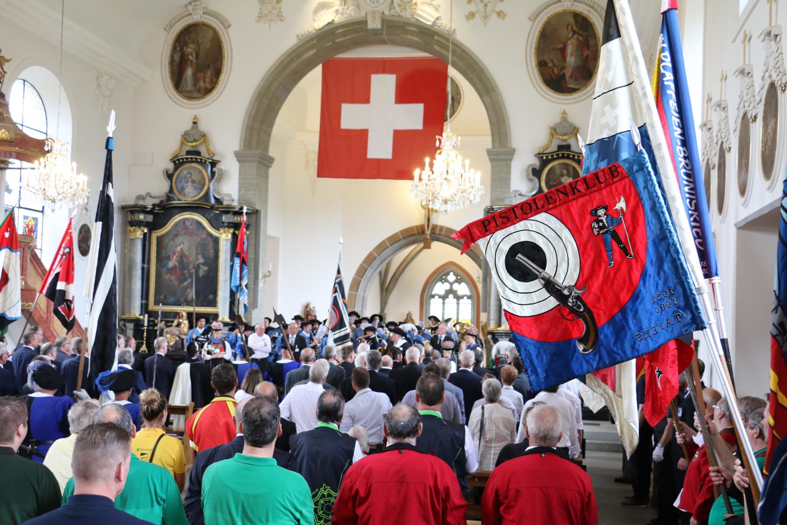 Im Rahmen des Festakts fand in der Kirche in Tafers die offizielle Fahnenübergabe statt.