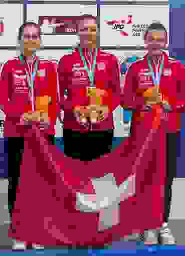 Podest Bronze in der Teamwertung der Dreistellung (v.l.): Ekaterina Chenikov, Vivien und Emely Jaeggi.