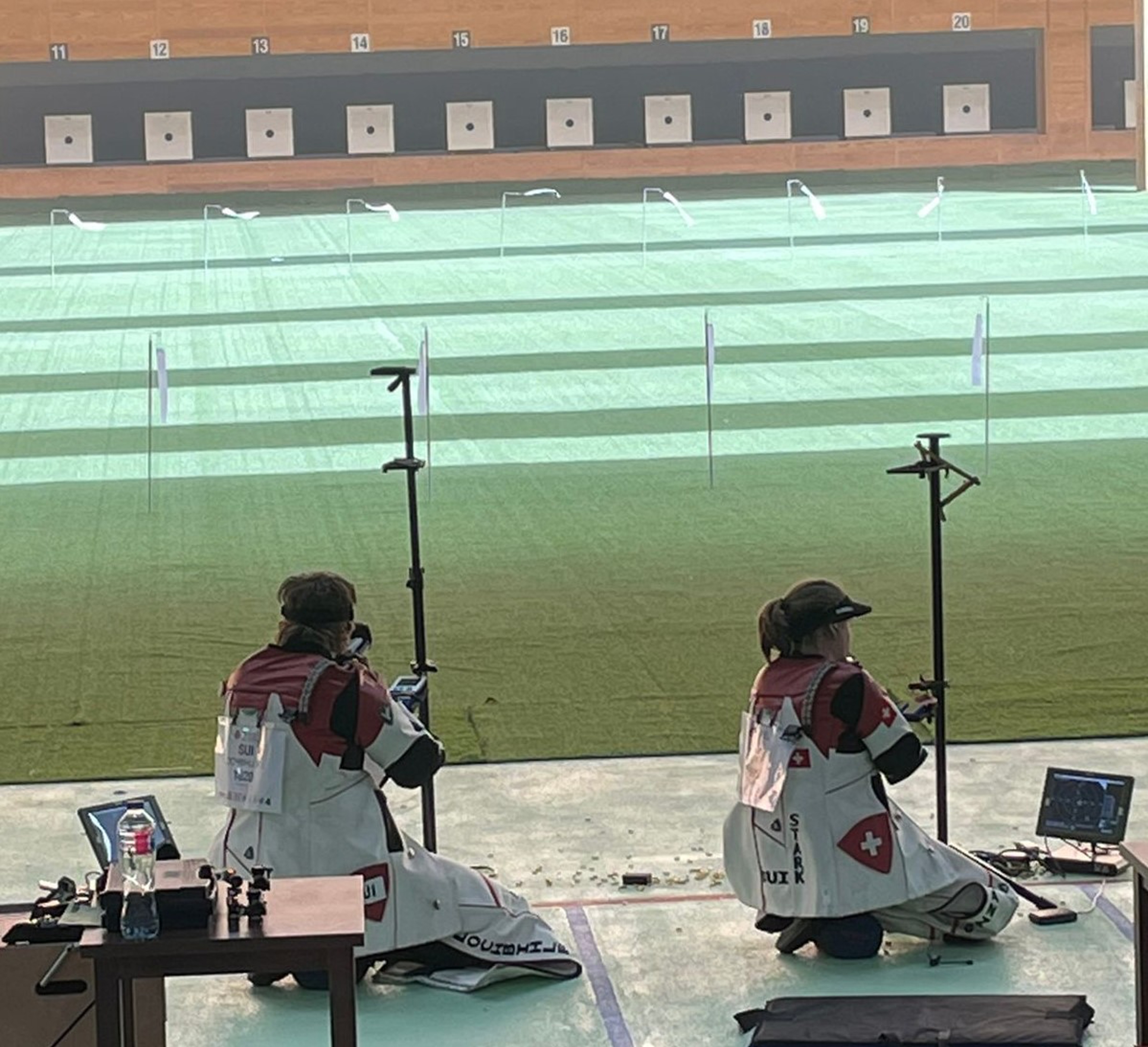Starker Wind sorgte in Kairo (EGY) für schwierige Bedingungen während dem Mixed-Team-Wettkampf. Im Bild Jan Lochbihler und Franziska Stark (v.l.).
