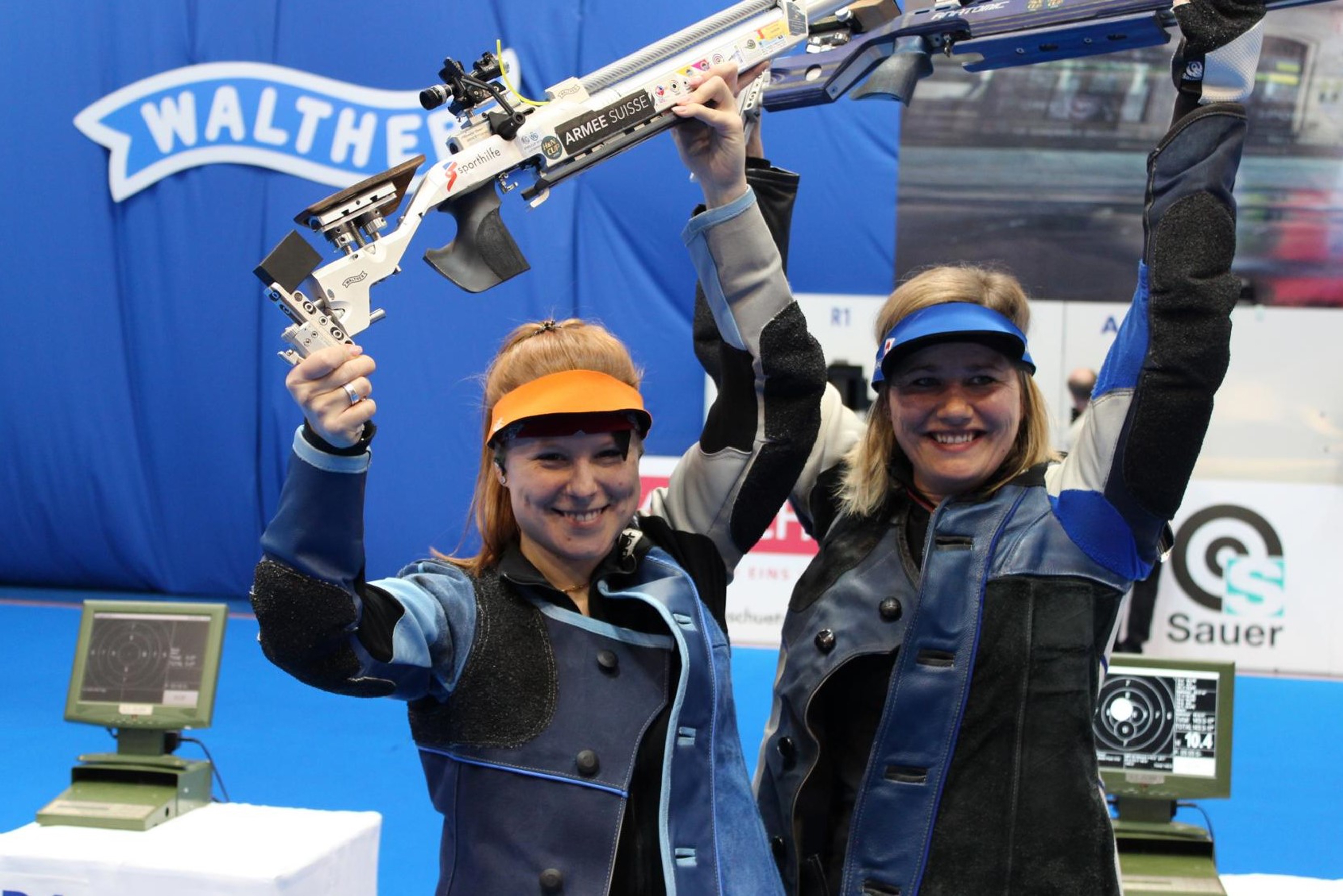 Momentaufnahme unmittelbar nach Ende des Finals: Nina Christen (links im Bild) mit der drittplatzierten Österreicherin Franziska Peer.