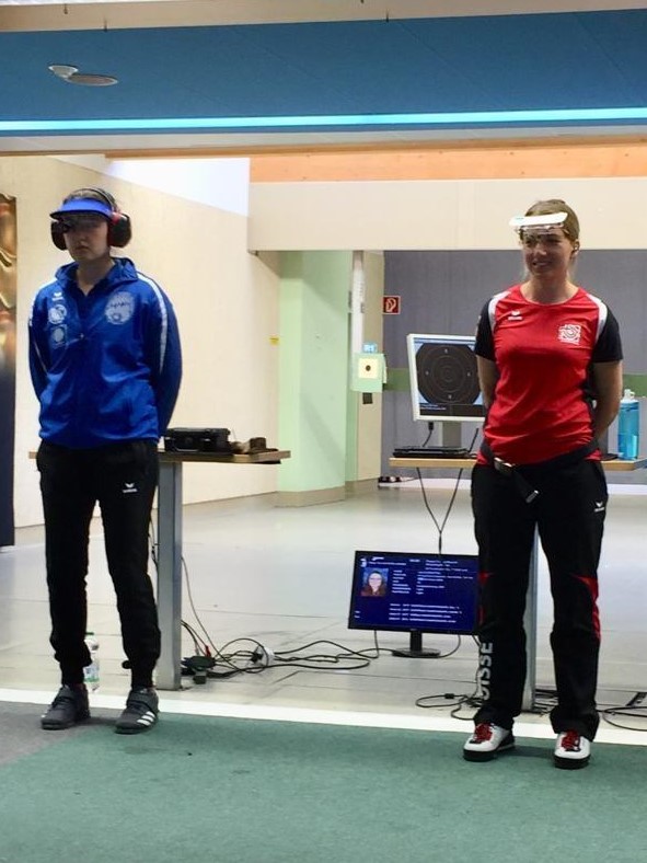 Sandra Stark (rechts im Bild) kurz vor Beginn des Finals Pistole 10m.