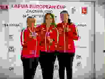 Podest Gewehr 300m liegend Frauen EC Zagreb 2 EC Zagreb Podest Gewehr 300m liegend Frauen (v.l.): 2. Silvia Guignard; 1. Anja Senti; 3. Jennifer Kocher.