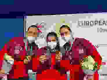 K800_Podest Titel.JPG Zu Recht glücklich und stolz über Silber: Jennifer Kocher, Sandra Arnold und Marta Szabo (v.l.)