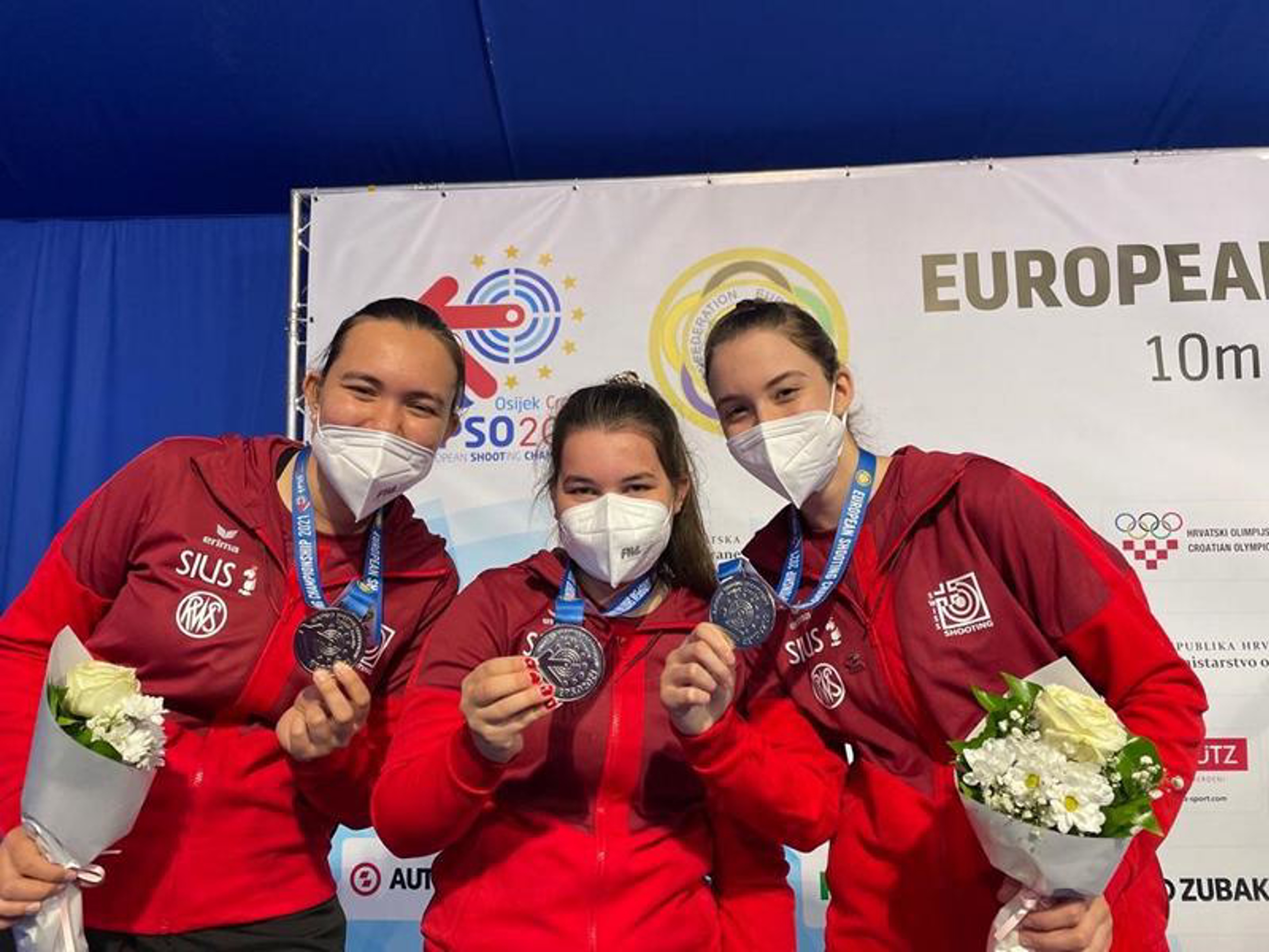 Zu Recht glücklich und stolz über Silber: Jennifer Kocher, Sandra Arnold und Marta Szabo (v.l.)
